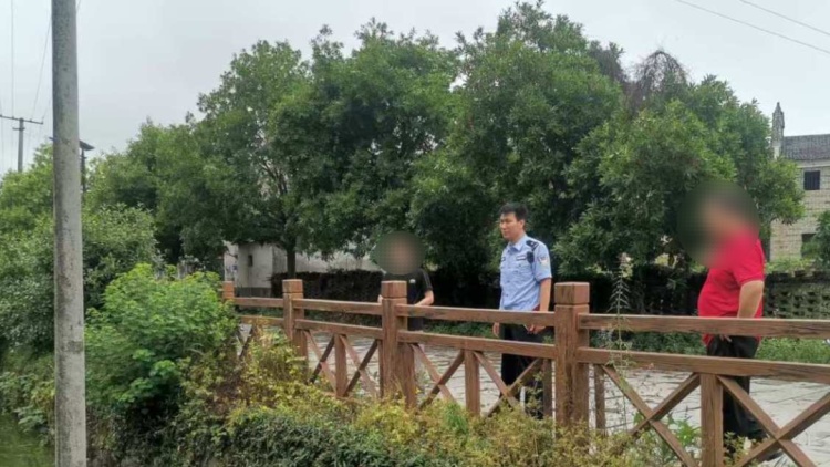 主动上交！村民在河里发现1枚手雷......