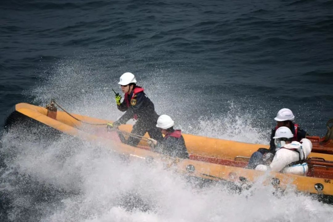 我国首位远洋公务船女船长,“90后”的她航迹年均可绕地球一圈…… 我国首位远洋公务船女船长,“90后”的她航迹年均可绕地球一圈……