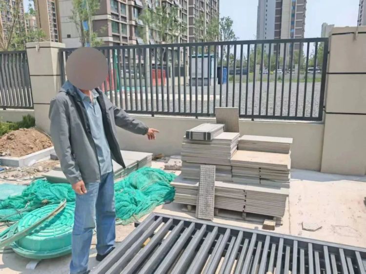 一家老小齐上阵，为装新房竟去工地偷偷“搬”砖？