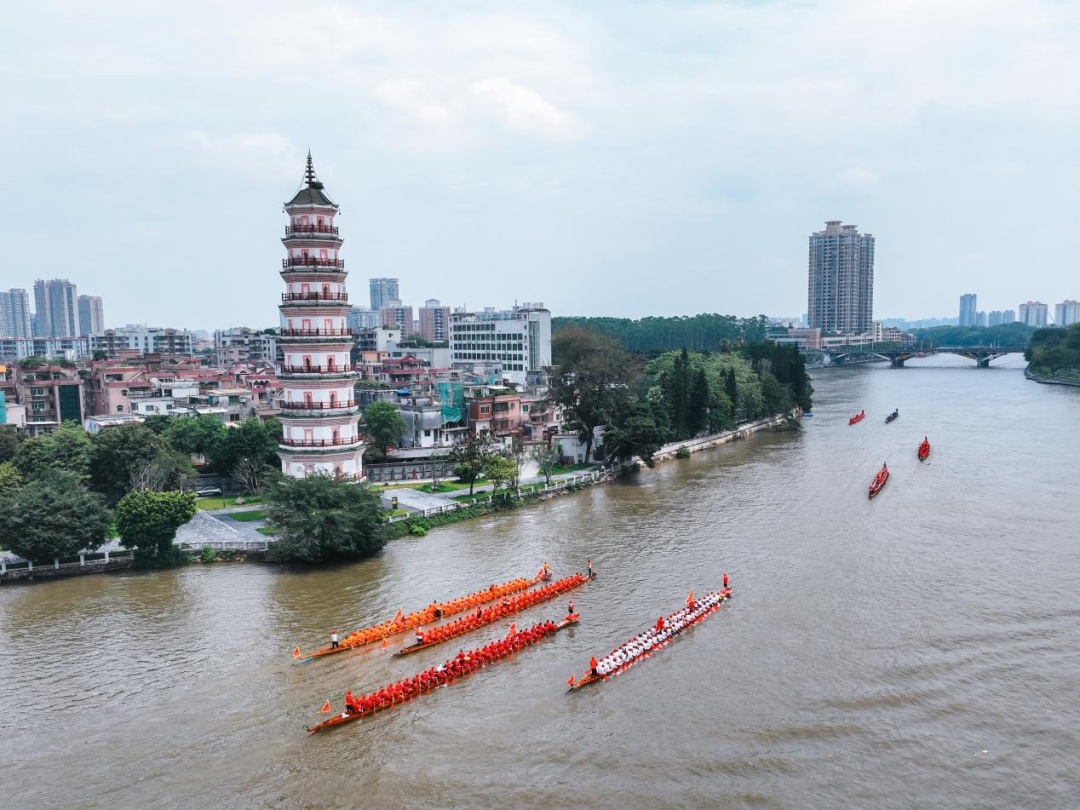 燃爆了！快来看看广东人扒龙舟有多拼？