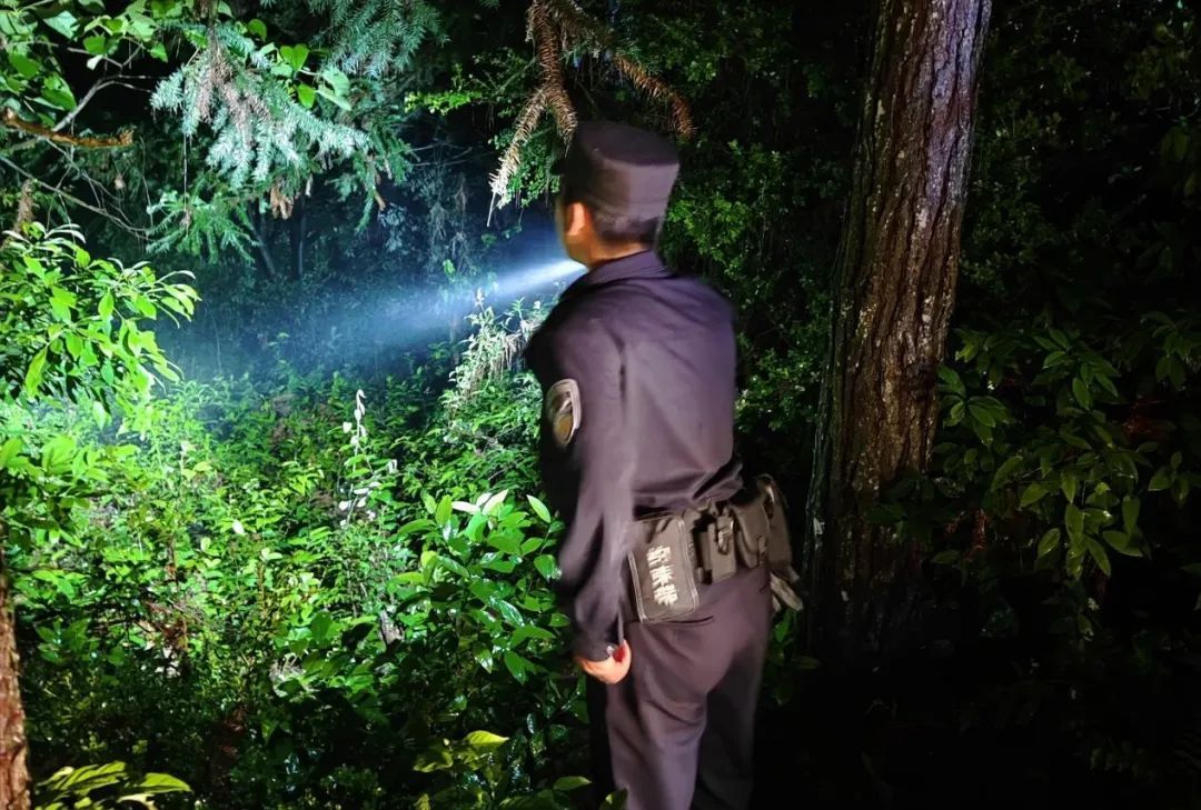 男子被困白云湖,民警深夜涉险搜救…… 男子被困白云湖,民警深夜涉险搜救……