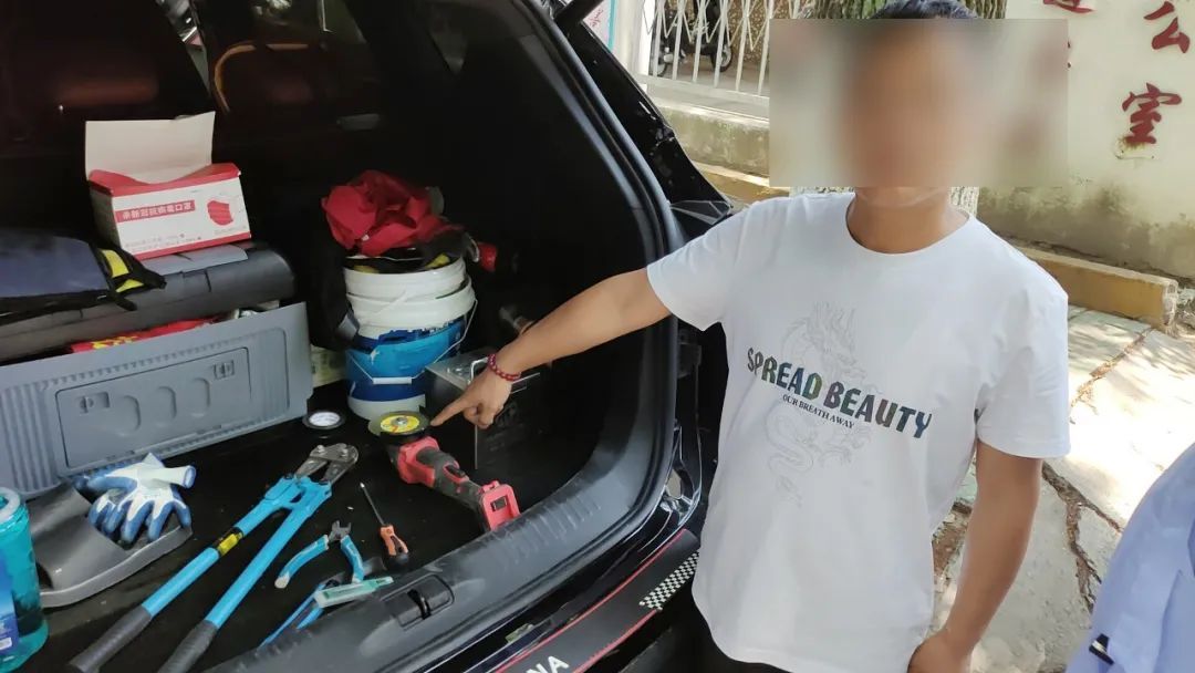 全偷了!业主穿“制服”在小区狠“赚”万元,被全小区送进警局 全偷了!业主穿“制服”在小区狠“赚”万元,被全小区送进警局