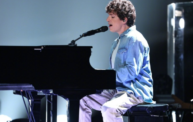 “断眉”为《歌手2025》袭榜歌手，将唱《Attention》和《See You Again》