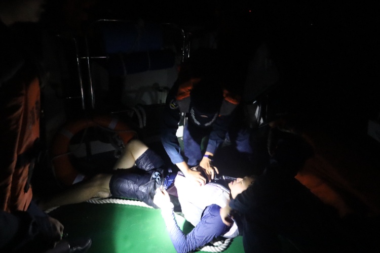 海上漂流7小时!珠海一男子划皮划艇出海被浪打翻,“当时很绝望,又冷又渴……” 海上漂流7小时!珠海一男子划皮划艇出海被浪打翻,“当时很绝望,又冷又渴……”