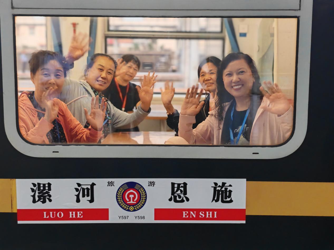 “慢旅深游”!河南银发游客乘专列畅游湖北 “慢旅深游”!河南银发游客乘专列畅游湖北