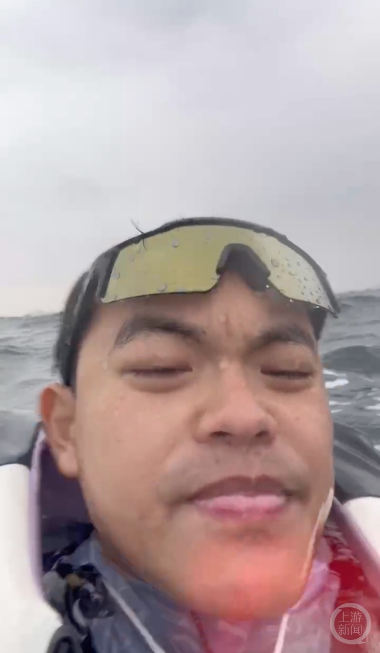 海上漂流7小时!珠海一男子划皮划艇出海被浪打翻,“当时很绝望,又冷又渴……” 海上漂流7小时!珠海一男子划皮划艇出海被浪打翻,“当时很绝望,又冷又渴……”