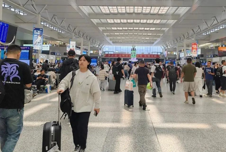 出城高峰来了！上海部分高速路已现通行缓慢，7成车流往这个方向…52万人坐火车离沪