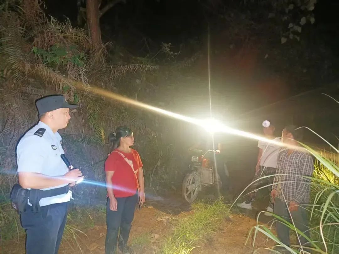 七旬老人在山林中走丢,还带着3岁的孙子…… 七旬老人在山林中走丢,还带着3岁的孙子……