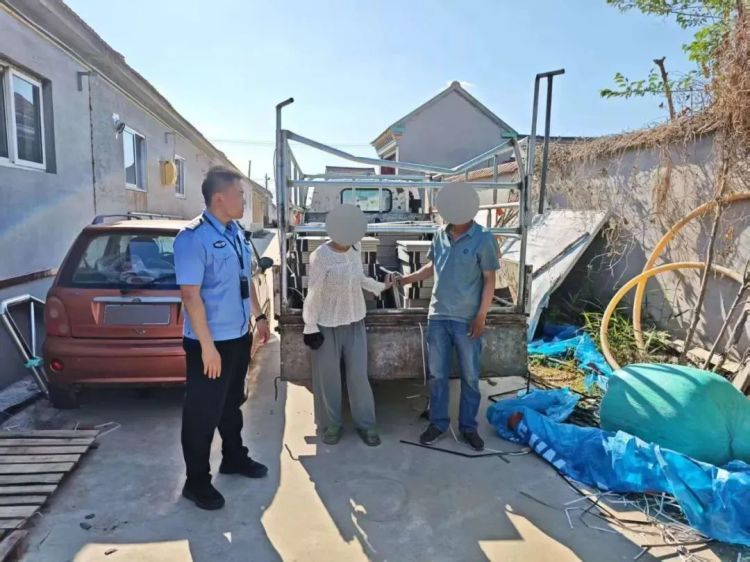 一家老小齐上阵，为装新房竟去工地偷偷“搬”砖？
