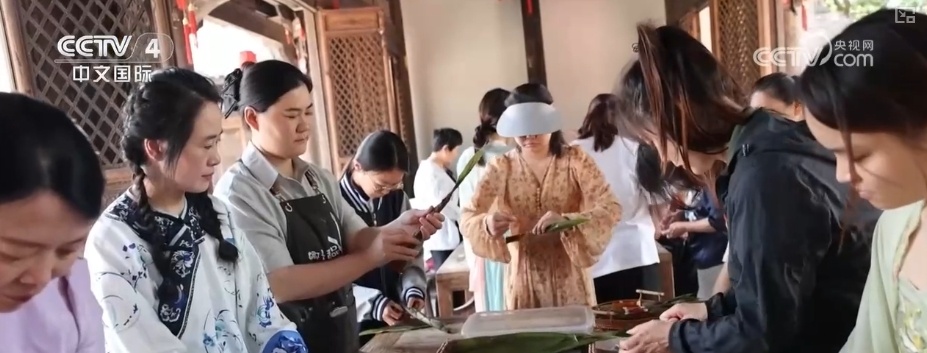 赛龙舟、吃粽子、佩香囊……多彩民俗迎端午 传统文化共传承