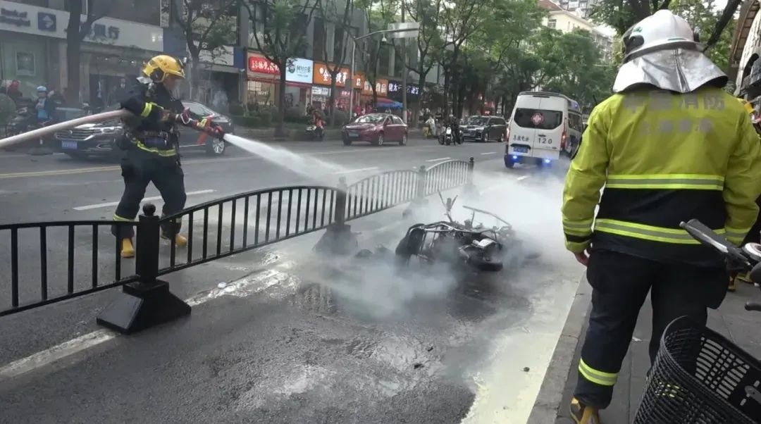 上海街头,电瓶车行驶中突然起火!瞬间烈焰噬车…重要提醒:这样做危险重重 上海街头,电瓶车行驶中突然起火!瞬间烈焰噬车…重要提醒:这样做危险重重