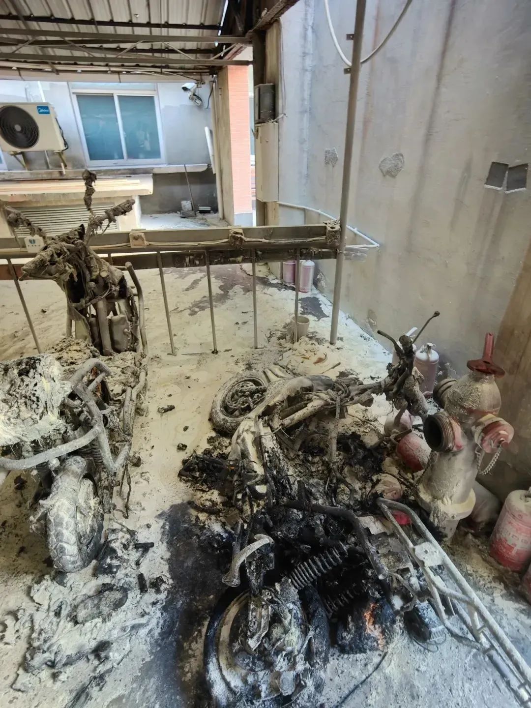 上海街头,电瓶车行驶中突然起火!瞬间烈焰噬车…重要提醒:这样做危险重重 上海街头,电瓶车行驶中突然起火!瞬间烈焰噬车…重要提醒:这样做危险重重