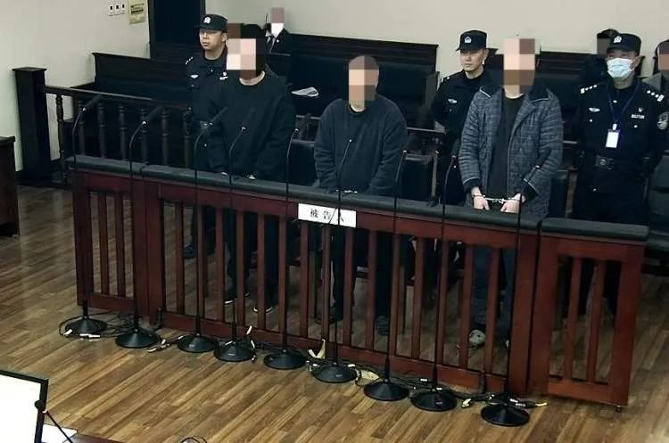 上海一男子拿快递竟被绑架!几天内被榨干260万,最后策反同伙逃出报警 上海一男子拿快递竟被绑架!几天内被榨干260万,最后策反同伙逃出报警