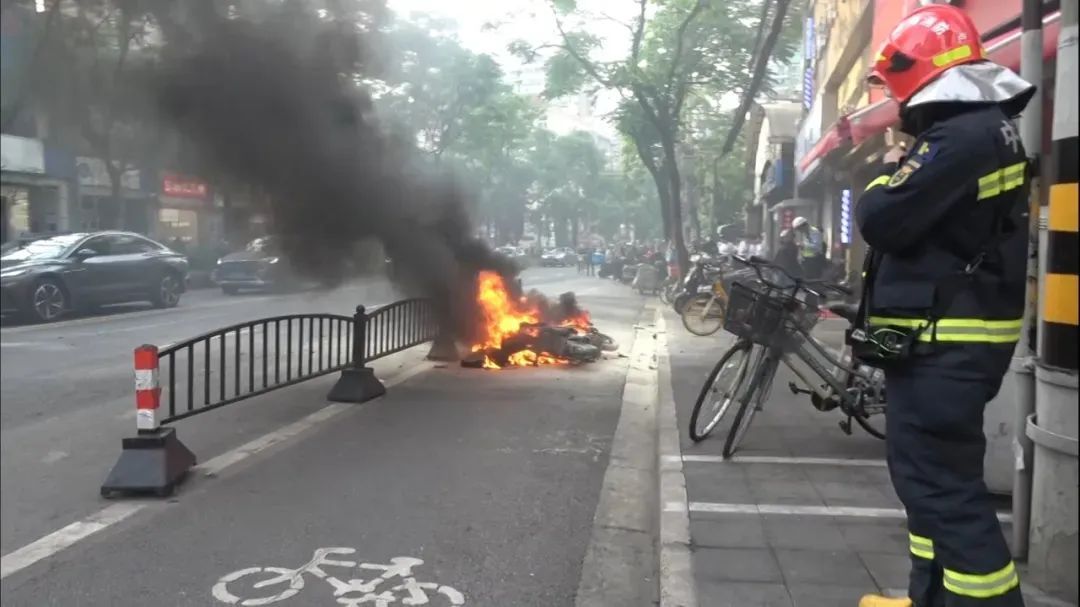 上海街头,电瓶车行驶中突然起火!瞬间烈焰噬车…重要提醒:这样做危险重重 上海街头,电瓶车行驶中突然起火!瞬间烈焰噬车…重要提醒:这样做危险重重