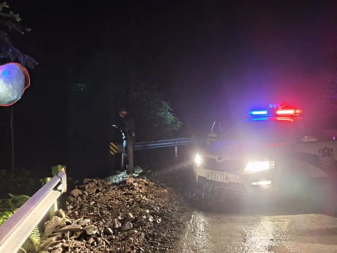 男子被困白云湖,民警深夜涉险搜救…… 男子被困白云湖,民警深夜涉险搜救……