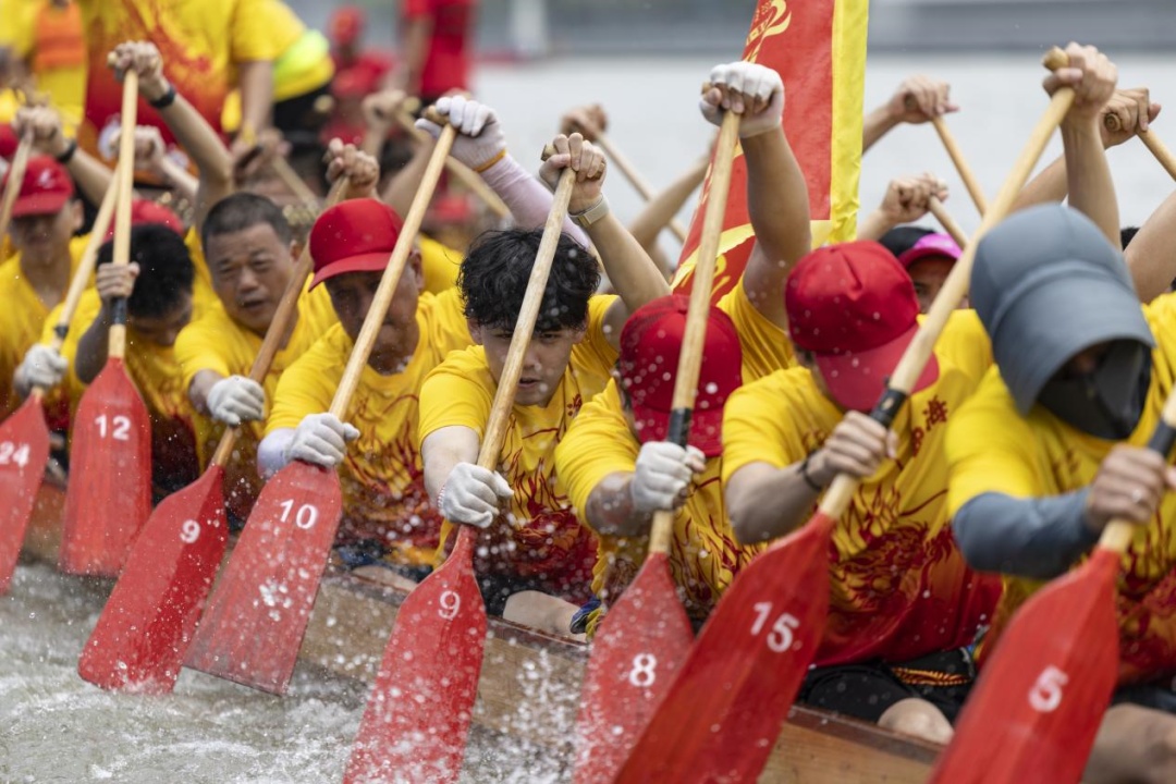 燃爆了！快来看看广东人扒龙舟有多拼？