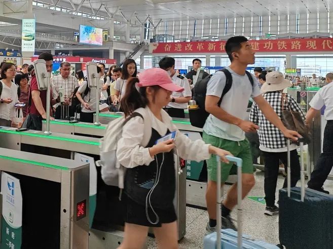 出城高峰来了！上海部分高速路已现通行缓慢，7成车流往这个方向…52万人坐火车离沪