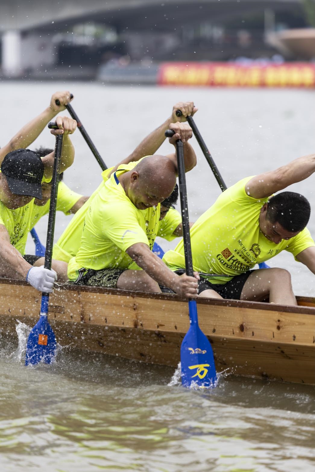 燃爆了！快来看看广东人扒龙舟有多拼？