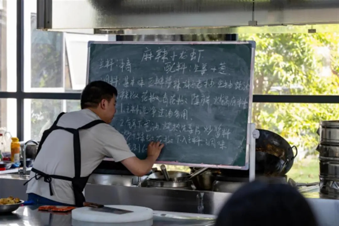 我真的吃不下了……老师:“吃完就有学分拿” 我真的吃不下了……老师:“吃完就有学分拿”