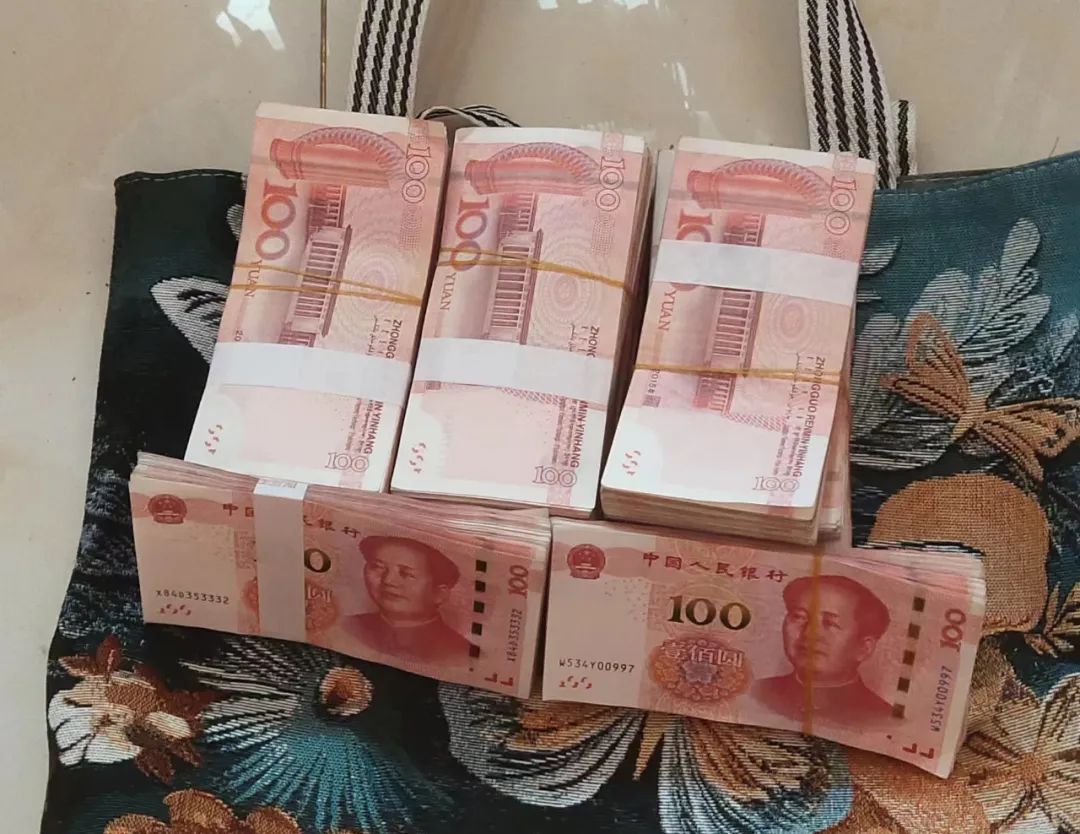 假退学费真诈骗!反诈民警及时拦截16.8万元现金交易 假退学费真诈骗!反诈民警及时拦截16.8万元现金交易