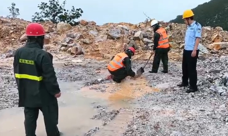 主动上交！村民在河里发现1枚手雷......