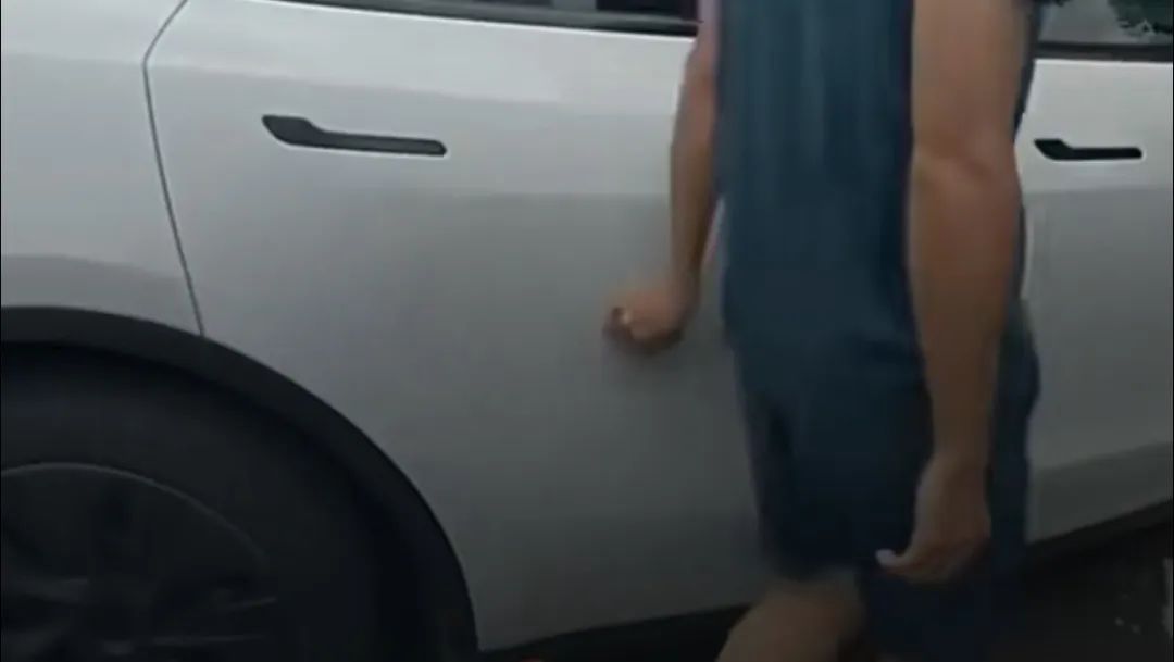 广东一男子用石头连续划花多部违停车辆 广东一男子用石头连续划花多部违停车辆