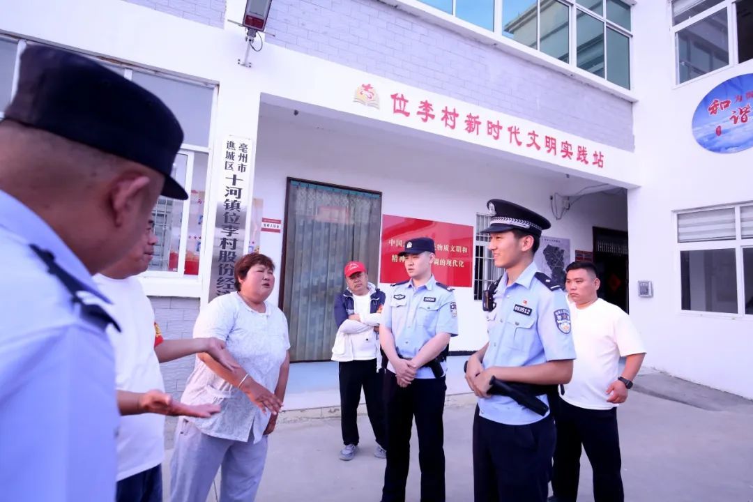 单日喜提双锦旗!00后民警张梦晨想成为独当一面的“老警” 单日喜提双锦旗!00后民警张梦晨想成为独当一面的“老警”