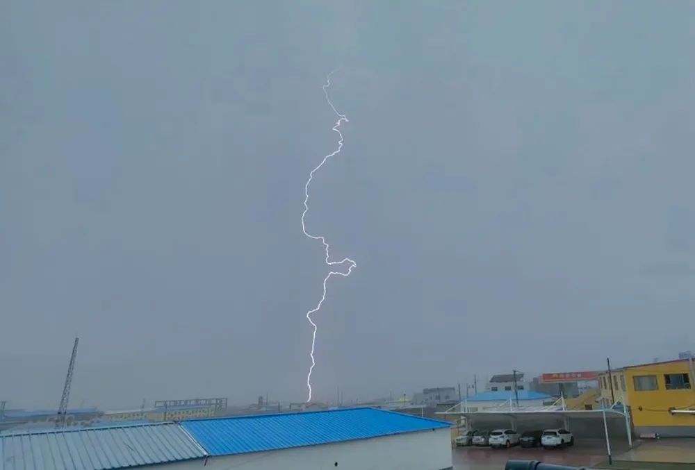 实拍!青海曲麻莱出现强雷电天气 实拍!青海曲麻莱出现强雷电天气