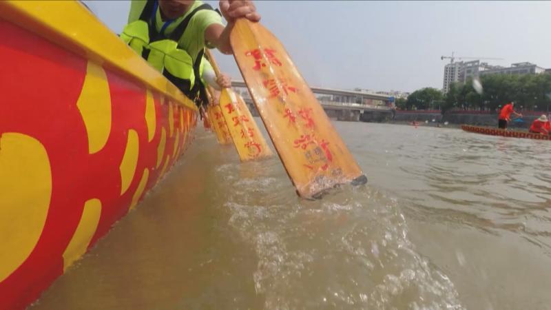 江西上高举办民间龙舟赛 26支队伍锦江竞渡