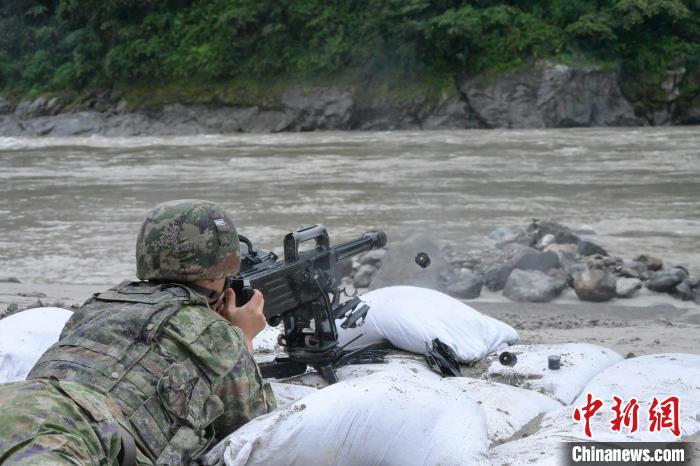 西藏军区某部高原峡谷实弹射击 锤炼实战能力 西藏军区某部高原峡谷实弹射击 锤炼实战能力