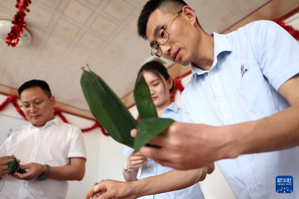 工地粽飘香 民俗迎端午 工地粽飘香 民俗迎端午