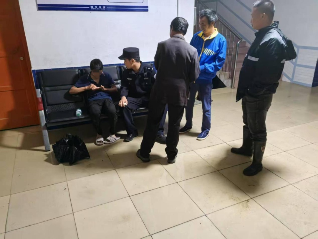 男子被困白云湖,民警深夜涉险搜救…… 男子被困白云湖,民警深夜涉险搜救……