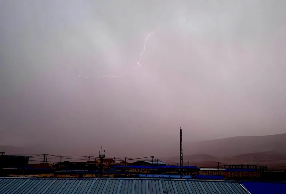 实拍!青海曲麻莱出现强雷电天气 实拍!青海曲麻莱出现强雷电天气