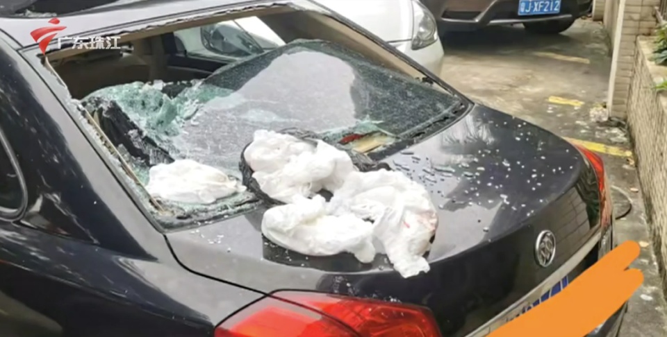 广东一小区现奇葩高空抛物，一大袋使用后纸尿片砸凹车顶
