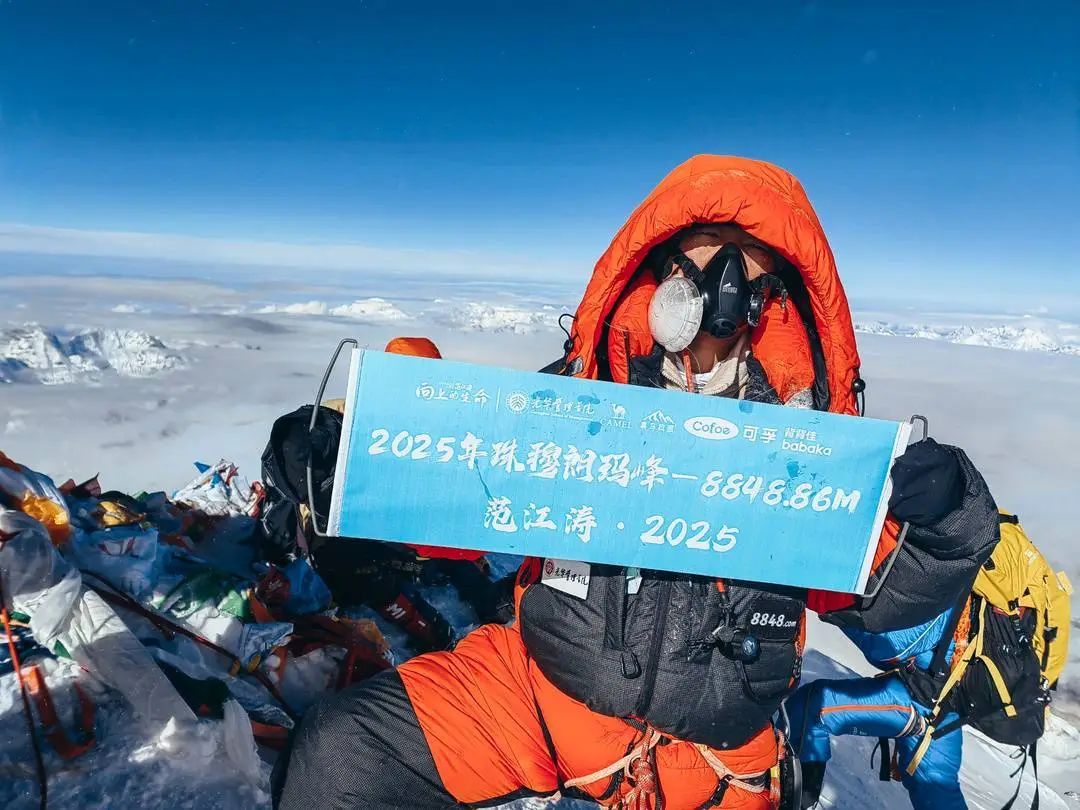 离珠峰顶仅400米，男子折返救下陌生人，打破“8000米上无救援”惯例！2年后他终于登顶成功