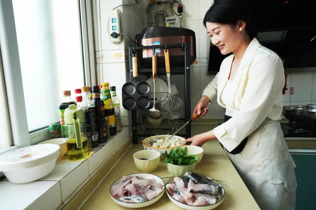 兵哥哥外出执行任务，还担心军嫂孤单，结果军嫂这么会整活！