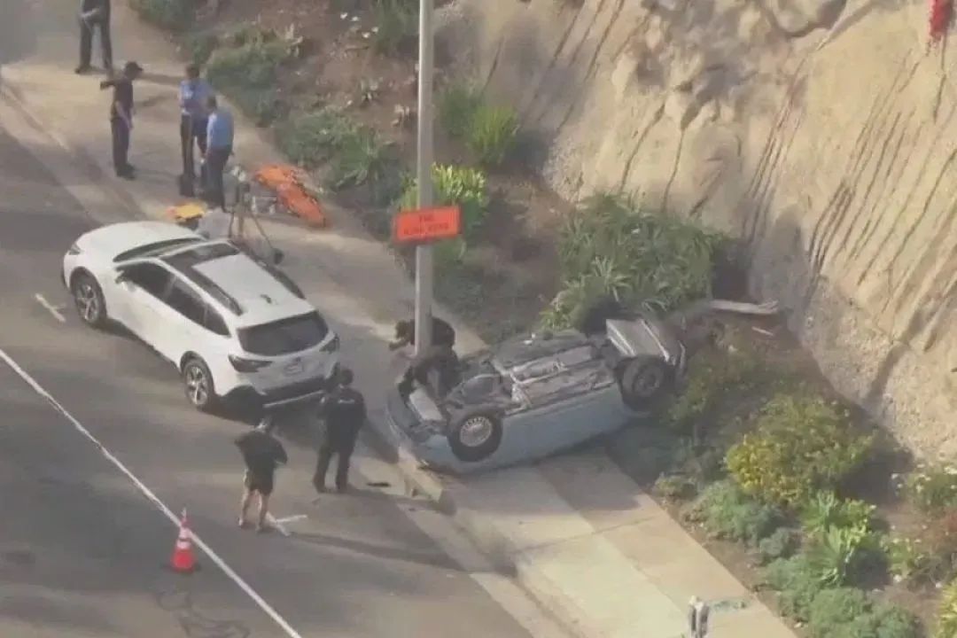 美国男子指导女儿开车,女儿误踩油门致翻车,男子当场身亡 美国男子指导女儿开车,女儿误踩油门致翻车,男子当场身亡