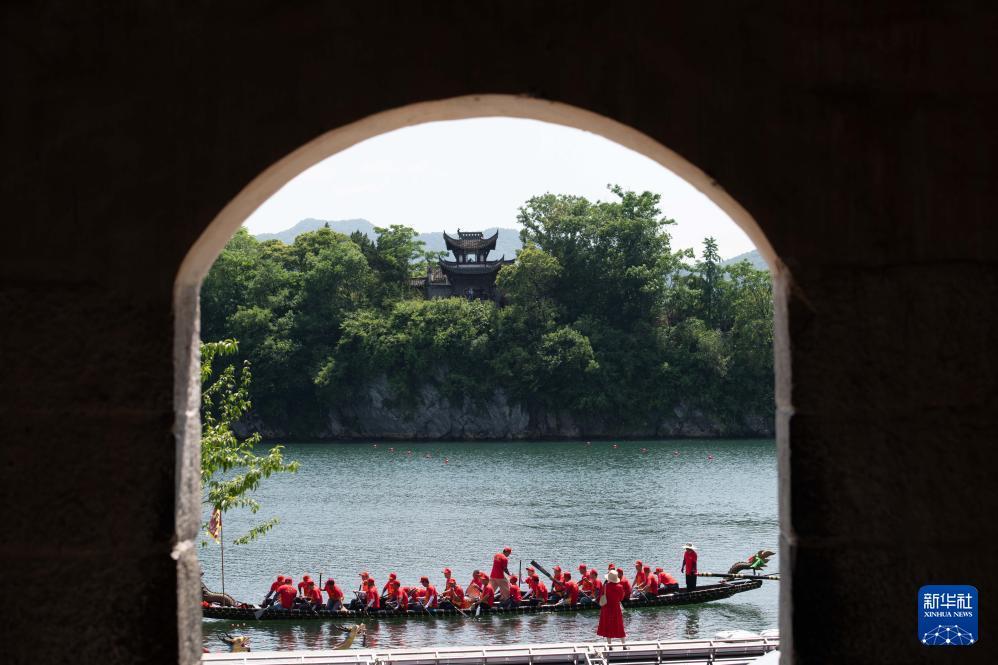 桃花潭水千年韵 龙舟竞渡寄乡情 桃花潭水千年韵 龙舟竞渡寄乡情