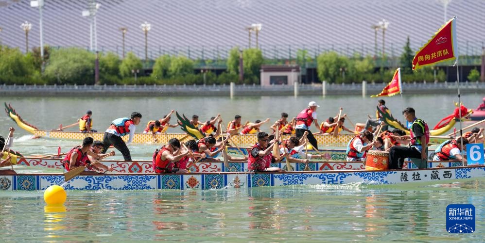 西藏：高原上赛龙舟