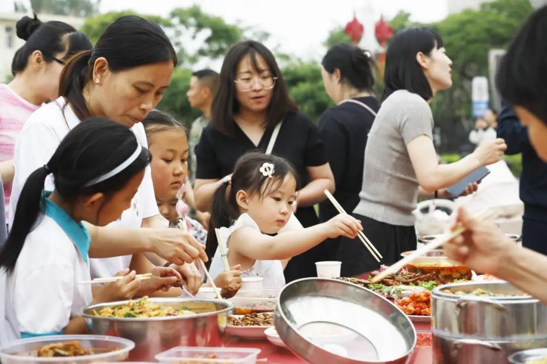 兵哥哥外出执行任务，还担心军嫂孤单，结果军嫂这么会整活！