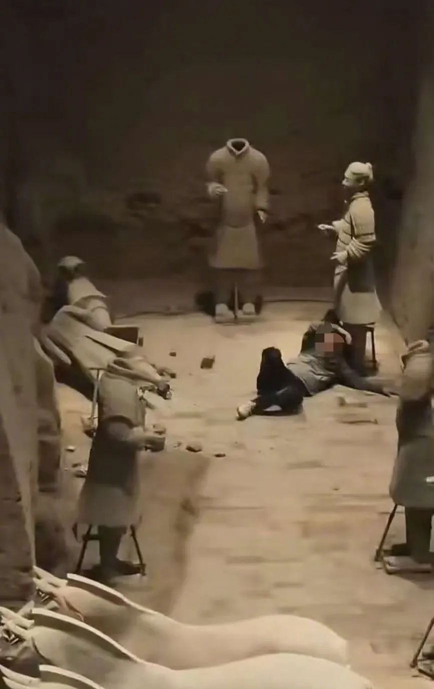 警方通报“男子跳入兵马俑坑”