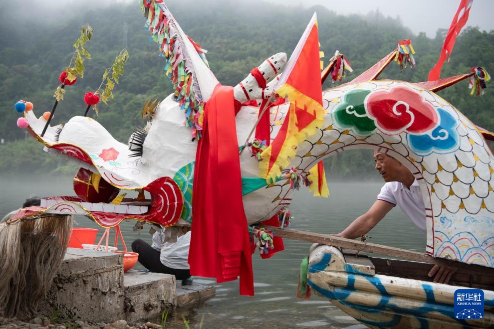 桃花潭水千年韵 龙舟竞渡寄乡情 桃花潭水千年韵 龙舟竞渡寄乡情