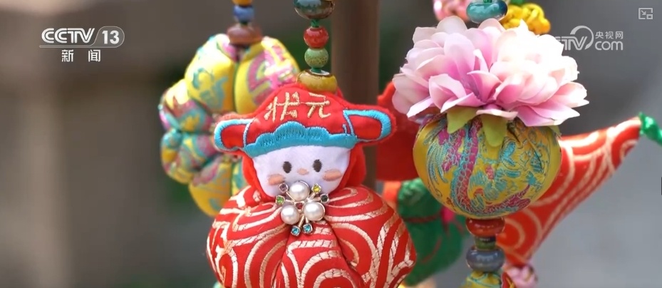 端午古韵展新貌 小小艾草“香”了村庄“富”了百姓 端午古韵展新貌 小小艾草“香”了村庄“富”了百姓