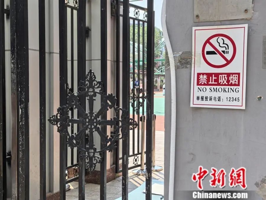 校门口的“游烟”该管管了! 校门口的“游烟”该管管了!