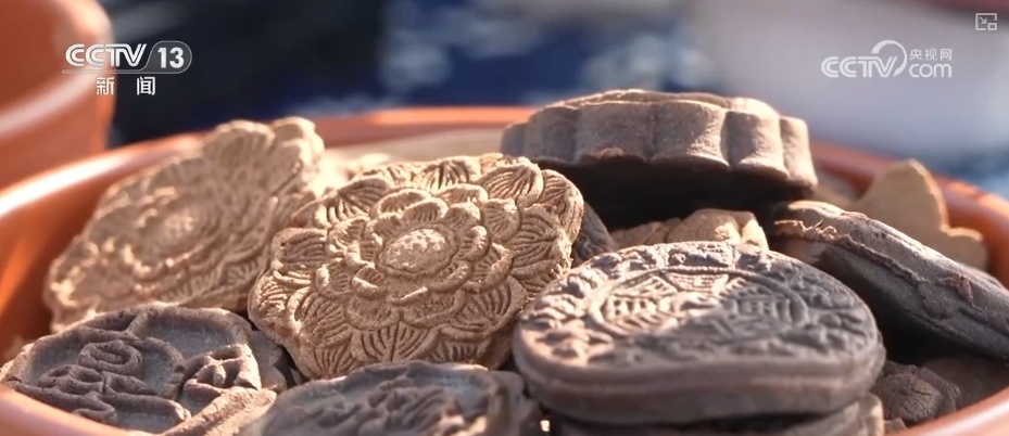 挂香囊、系彩绳、沐兰汤 粽香串起南北风味 尽显端午文化魅力 挂香囊、系彩绳、沐兰汤 粽香串起南北风味 尽显端午文化魅力