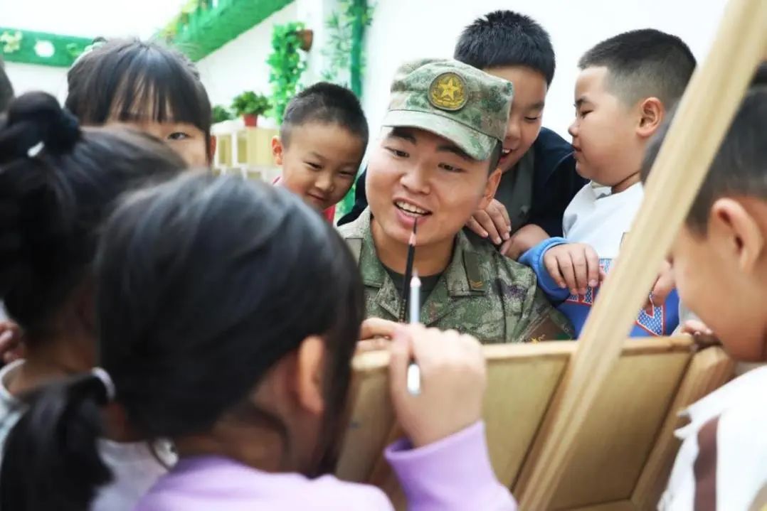 兵哥哥外出执行任务，还担心军嫂孤单，结果军嫂这么会整活！