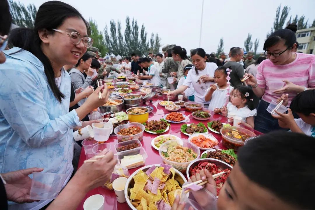 兵哥哥外出执行任务，还担心军嫂孤单，结果军嫂这么会整活！