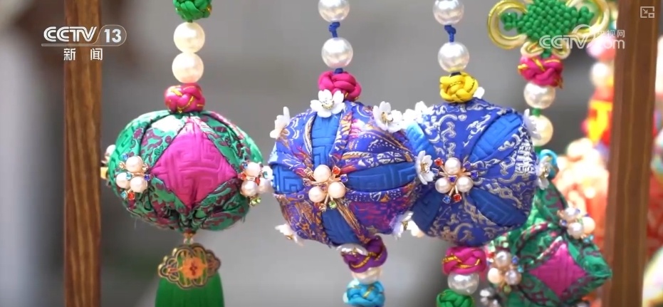 端午古韵展新貌 小小艾草“香”了村庄“富”了百姓 端午古韵展新貌 小小艾草“香”了村庄“富”了百姓