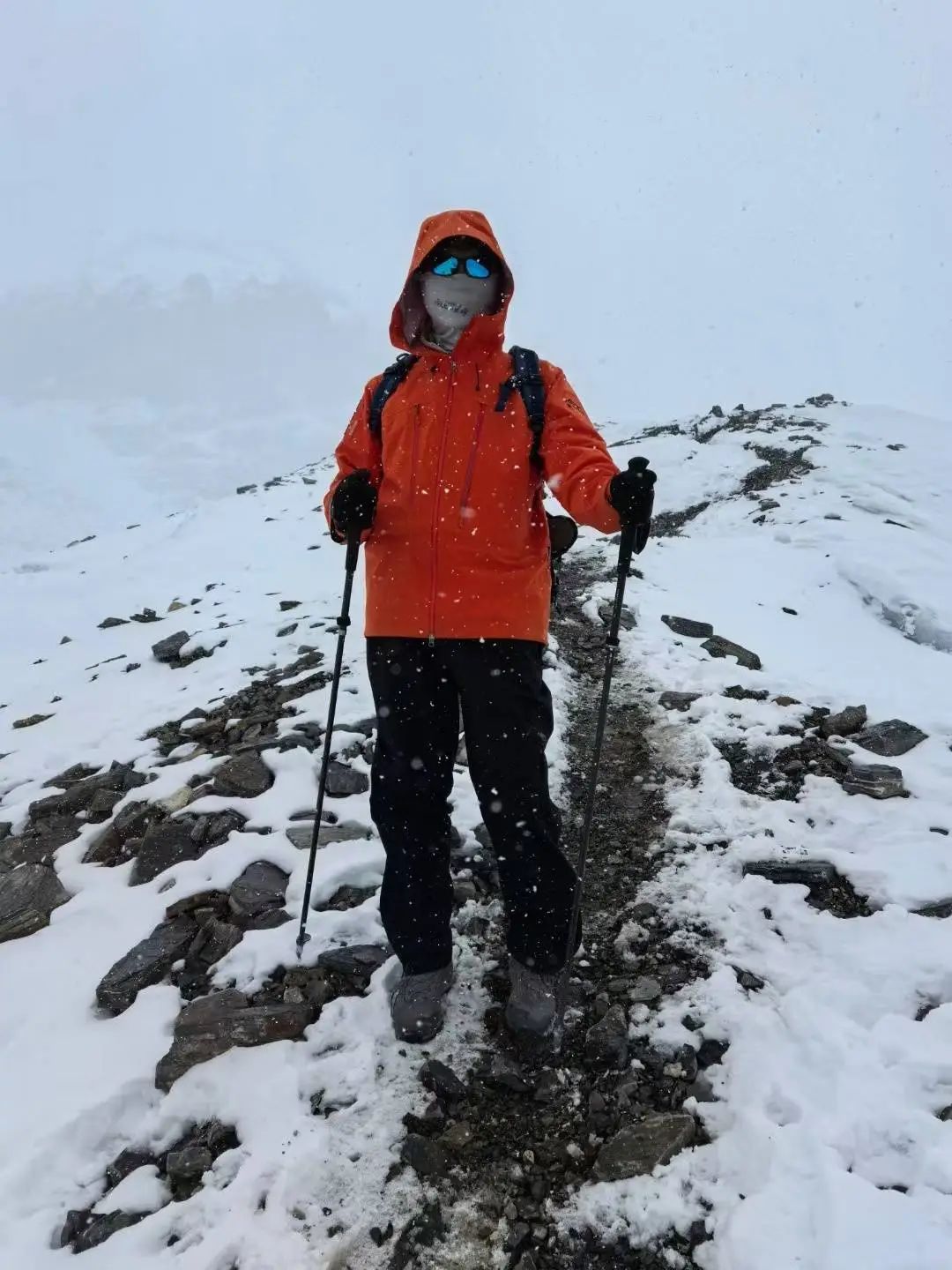 离珠峰顶仅400米，男子折返救下陌生人，打破“8000米上无救援”惯例！2年后他终于登顶成功