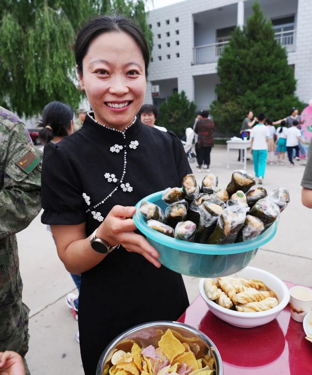 兵哥哥外出执行任务，还担心军嫂孤单，结果军嫂这么会整活！